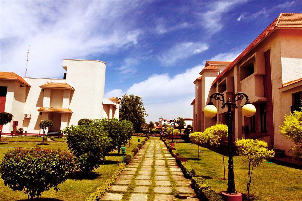 Hôtel Naturoville Ayurvedic And Yoga Retreat à Rishīkesh Extérieur photo