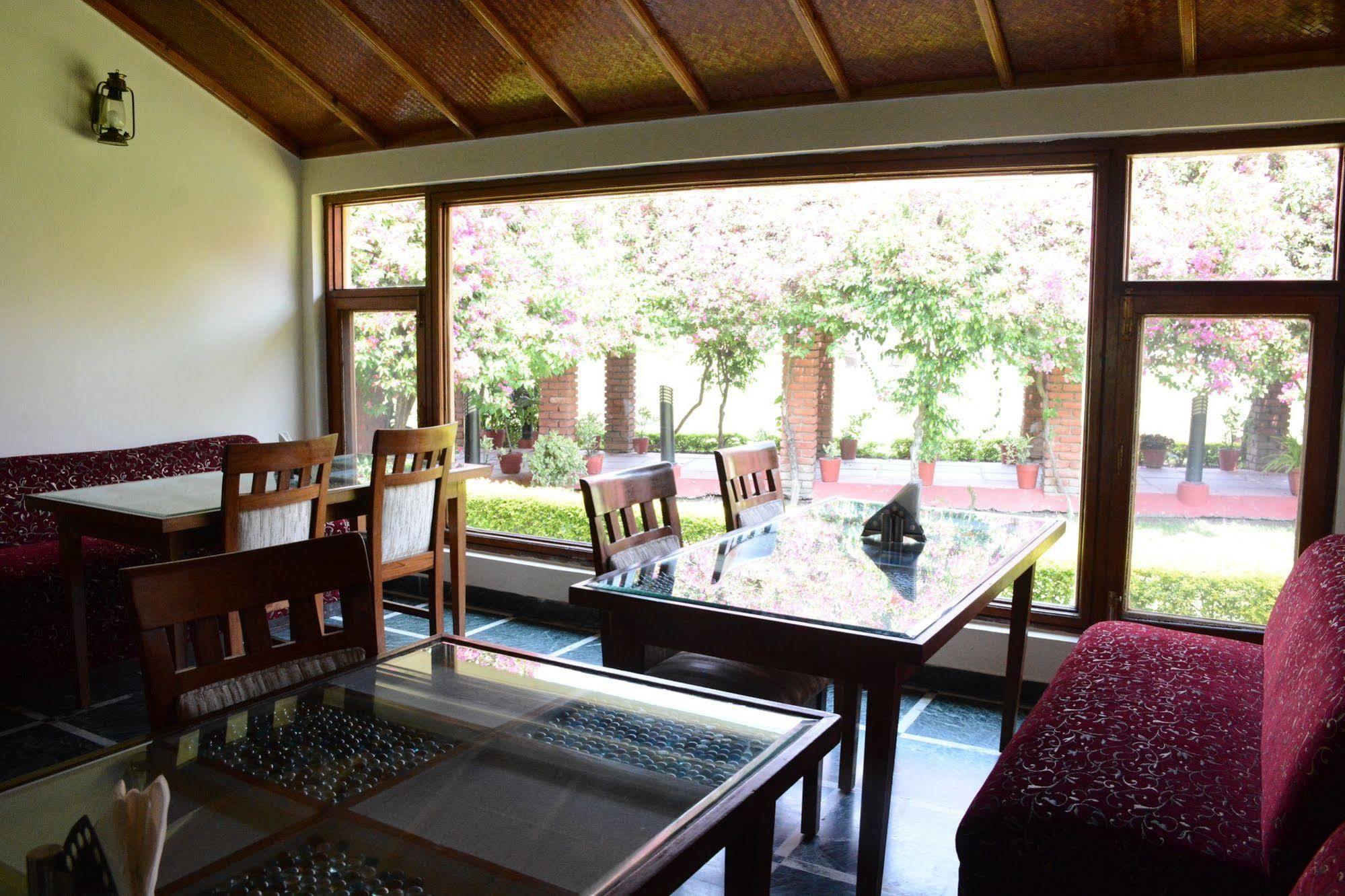 Hôtel Naturoville Ayurvedic And Yoga Retreat à Rishīkesh Extérieur photo