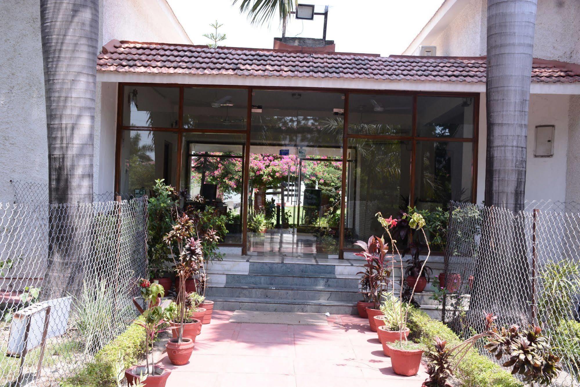 Hôtel Naturoville Ayurvedic And Yoga Retreat à Rishīkesh Extérieur photo